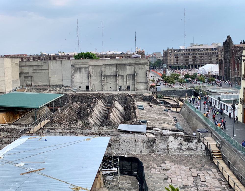 Vue plongeante sur le Templo Mayor. Ces ruines, situées au coeur du Centro Historico de Mexico, sont très impressionnantes. Lors de notre passage, le site était fermé et plusieurs travaux s’y tenaient sous des toits érigés pour l’occasion. 