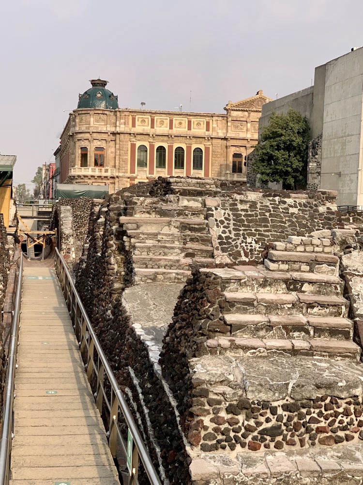 Les temples étaient agrandis en construisant par dessus la structure existante. El Templo Mayor avait sept étages. Les espagnols l’ignoraient et lorsqu’ils ont construit leurs résidences sur les ruines, ils croyaient avoir tout détruit, 